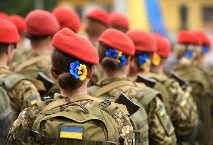 Soldatesse ucraine in guerra contro la Russia