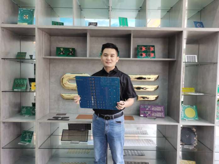 Deng Peng production manager presso Safe PCB